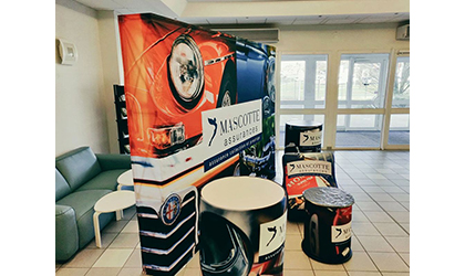 Ensemble de stand brandé avec un mur publicitaire