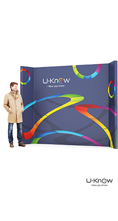 mur interview brandé avec logo et marque avec uen personne debouut 